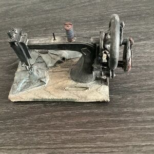 Adorable sewing machine decor 1980s. Would be cute in your sewing room!